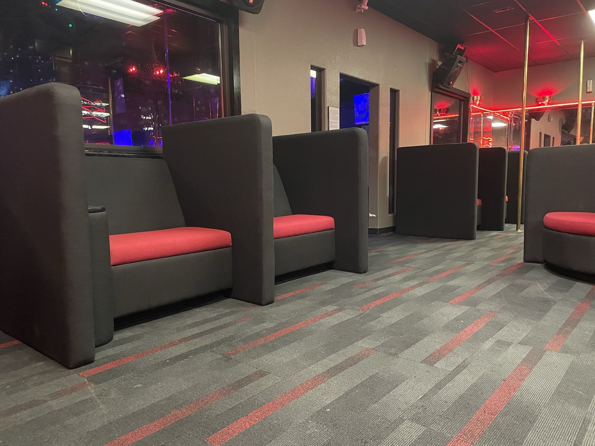 MODULAR Private Dance Booth black and red leather