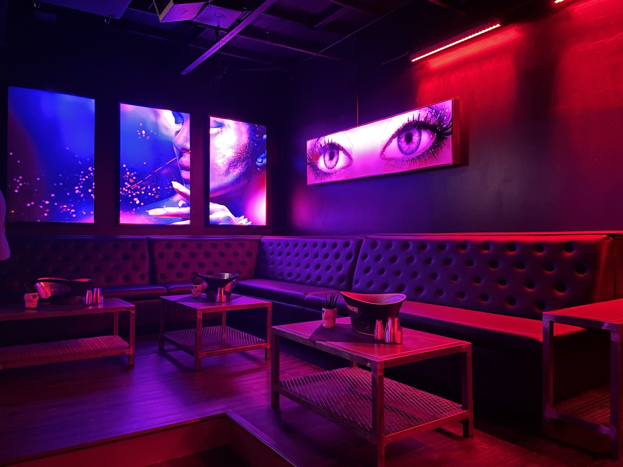 MODULAR LINEAR nightclub couch in a nightclub