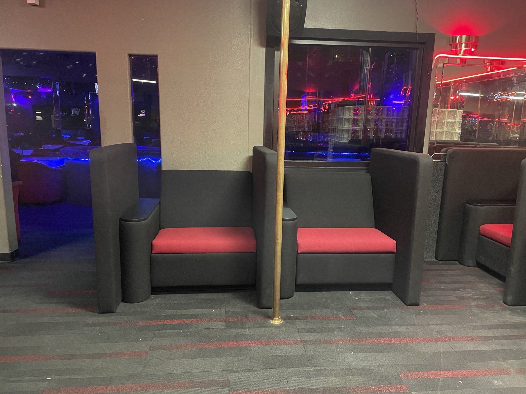 MODULAR Private Dance Booth black and red leather